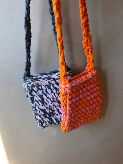 Bolsos tejidos a crochet coloridos - miniatura 2