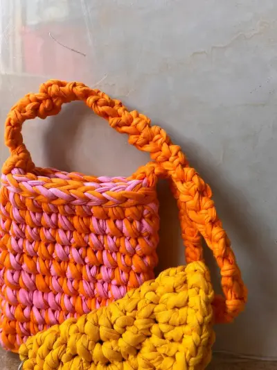 Bolsos tejidos a crochet coloridos - miniatura 3