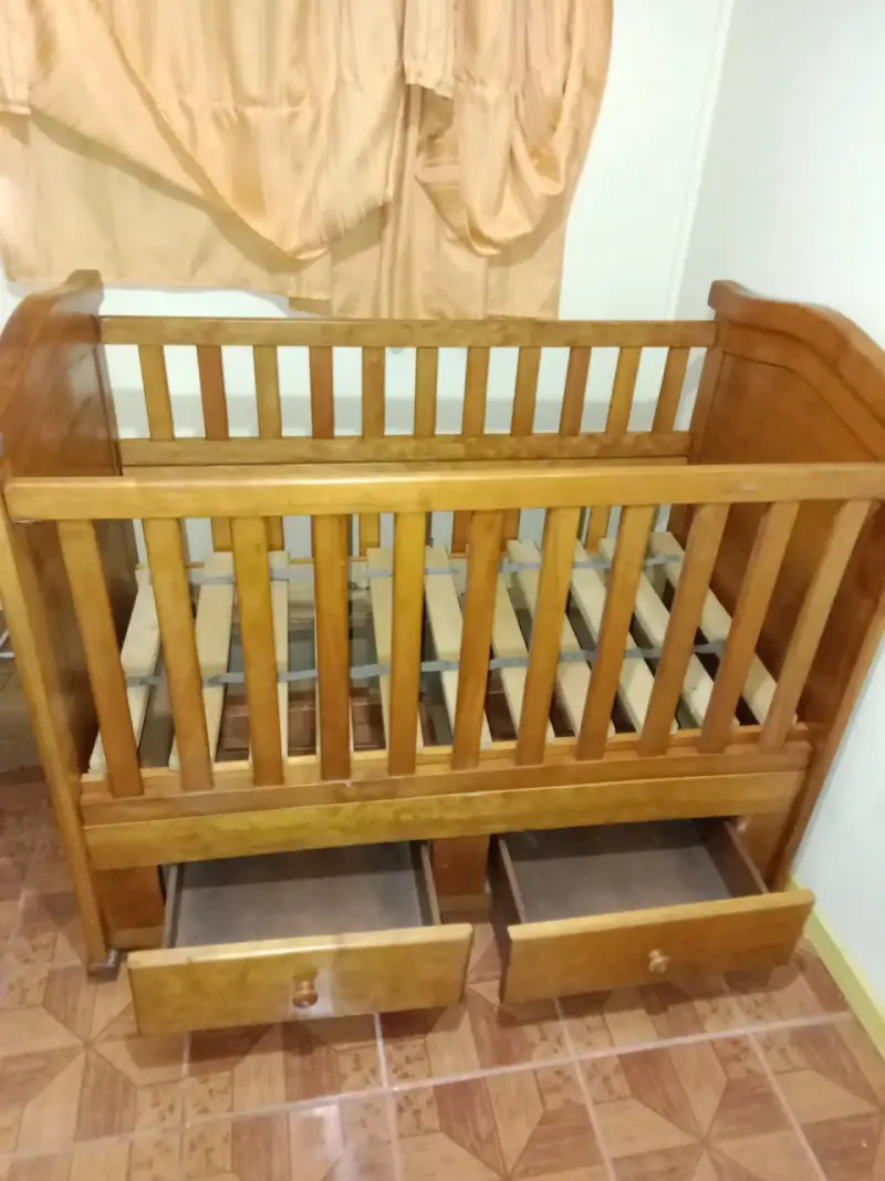 Cuna de castaño con cajones - 1