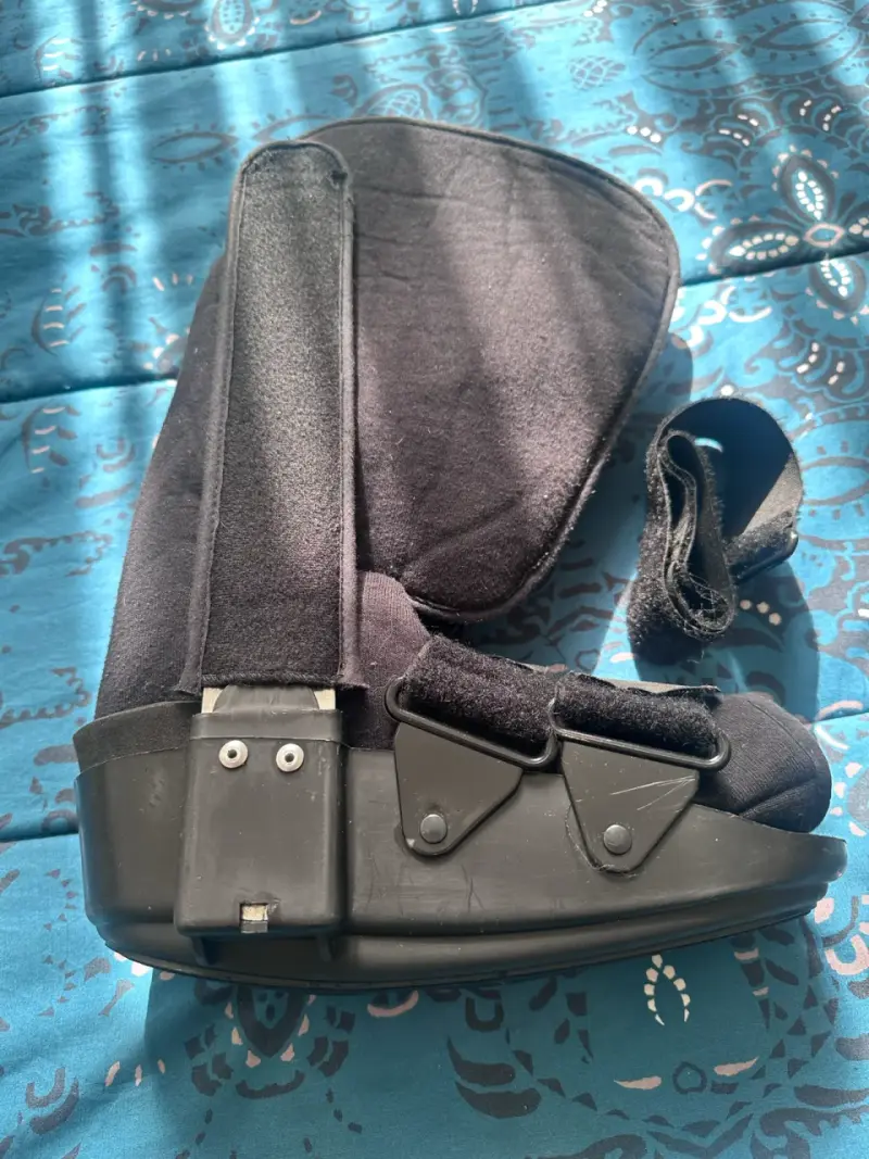 Bota ortopédica negra - 1