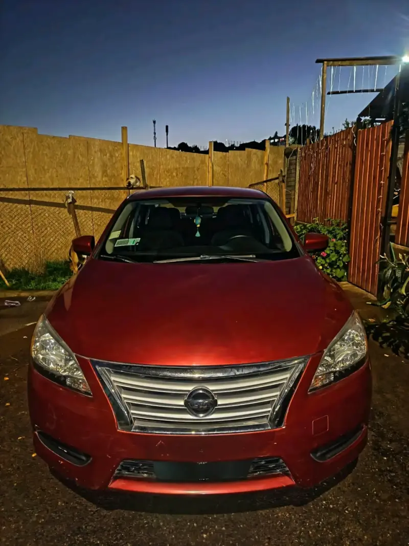 Auto Nissan rojo en buen estado - 1