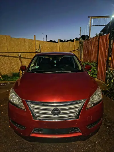 Auto Nissan rojo en buen estado - miniatura 1