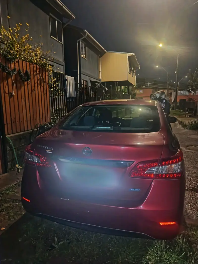 Auto Nissan rojo en buen estado - 3