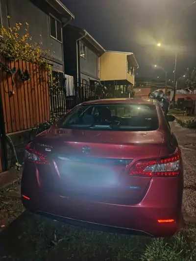 Auto Nissan rojo en buen estado - miniatura 3