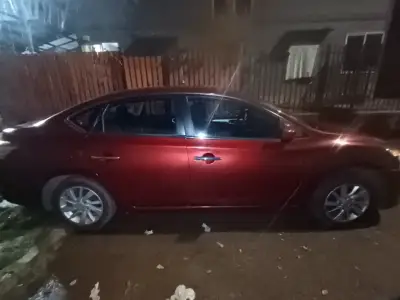 Auto Nissan rojo en buen estado - miniatura 4