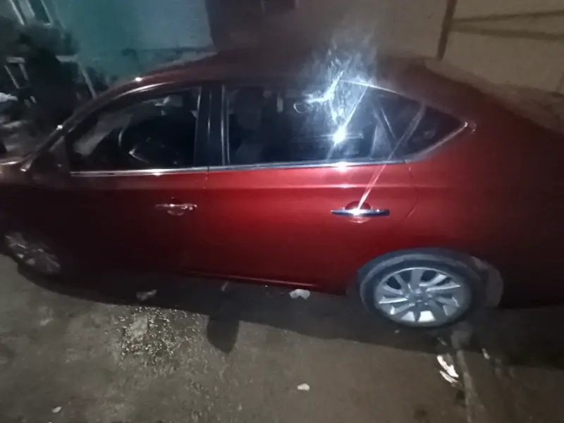 Auto Nissan rojo en buen estado - 5