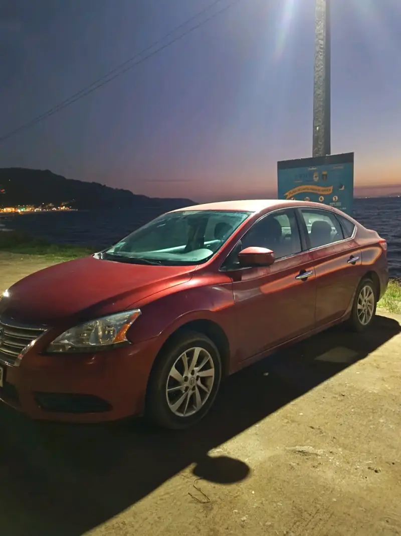 Auto Nissan rojo en buen estado - 6