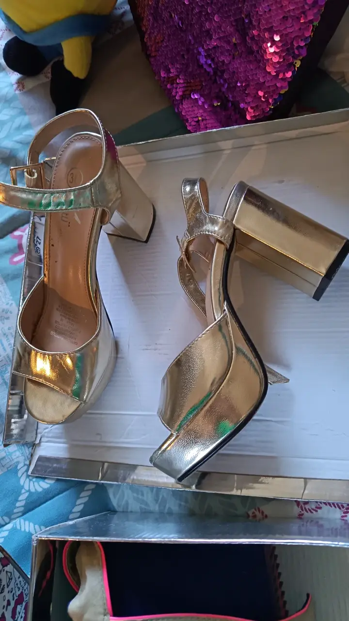 Zapatos dorados de tacón alto - 1