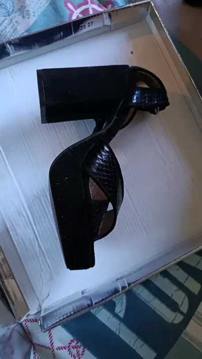 Zapatos dorados de tacón alto - miniatura 3