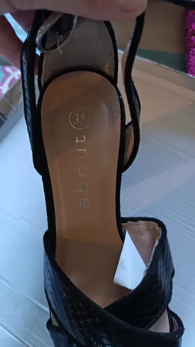 Zapatos dorados de tacón alto - miniatura 4