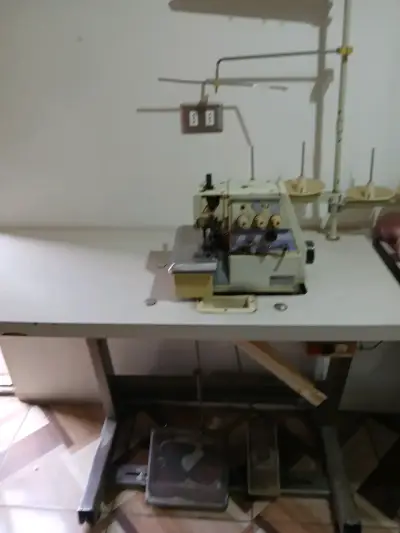 Máquina de coser industrial - miniatura 1