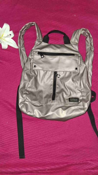 Mochila rosa metálica con bolsillos - miniatura 1