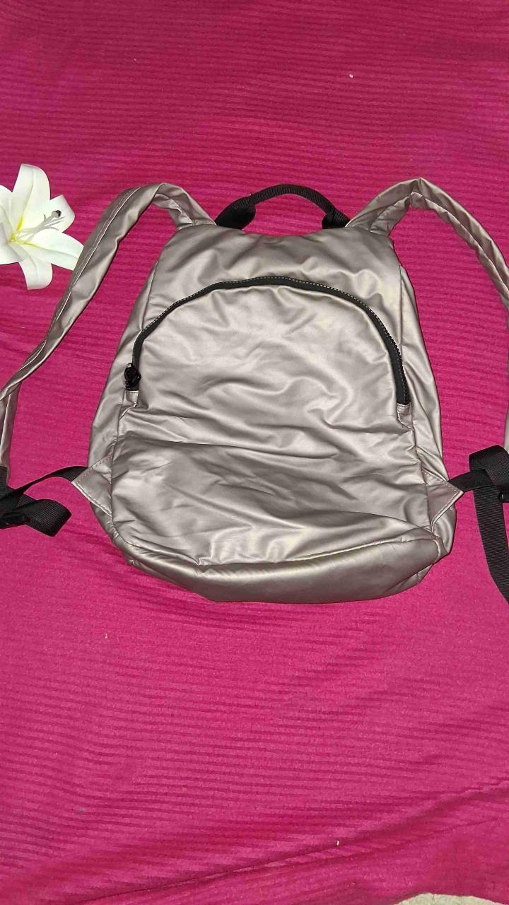 Mochila rosa metálica con bolsillos - 2