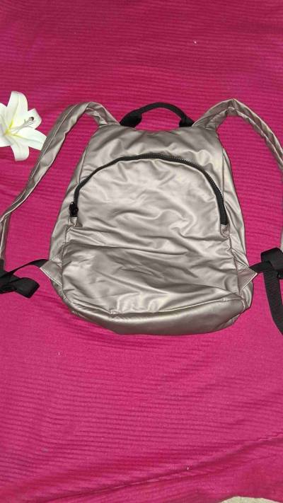 Mochila rosa metálica con bolsillos - miniatura 2