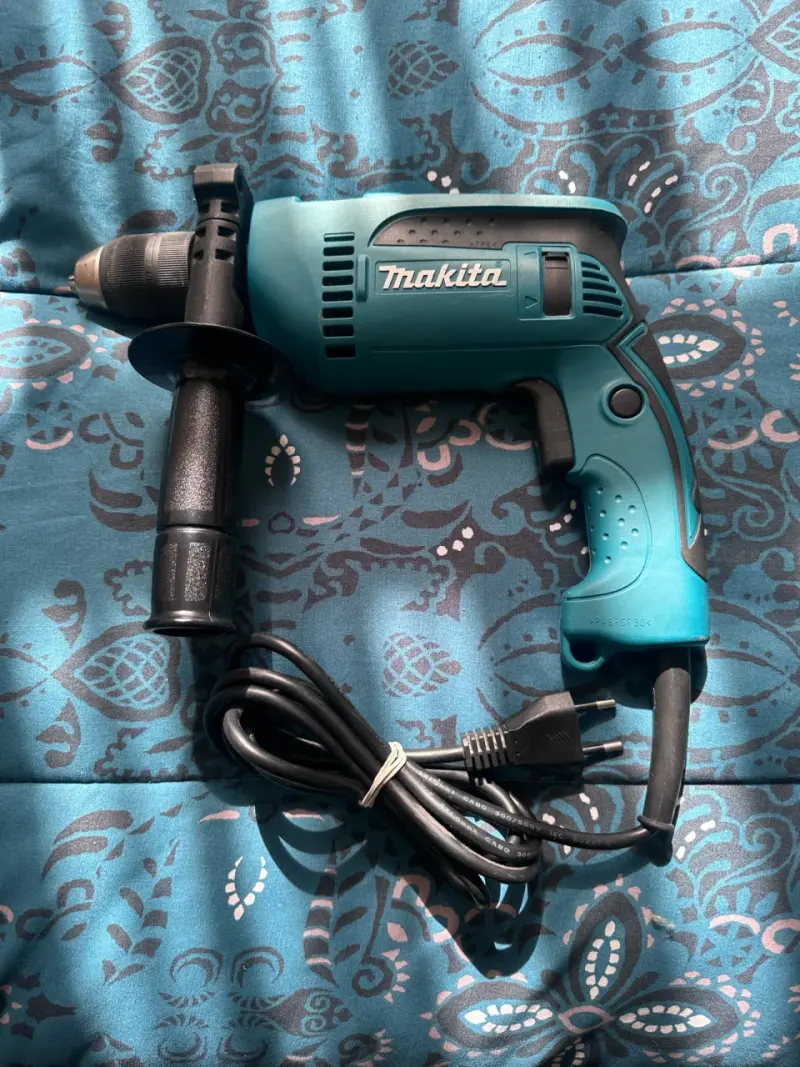 Taladro eléctrico Makita azul