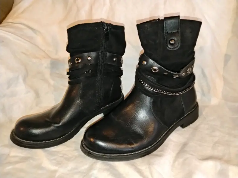 Botas negras de cuero con cadena