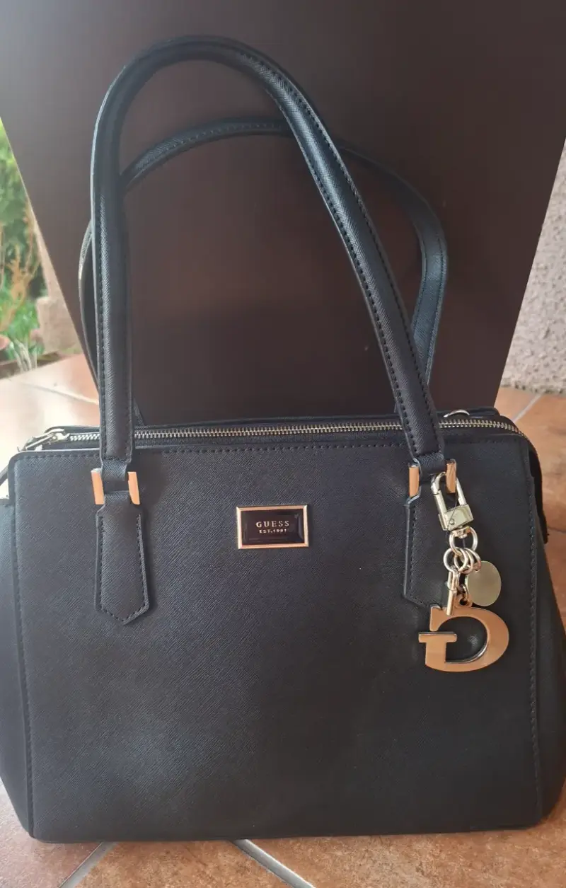 Bolso negro Guess elegante - 1