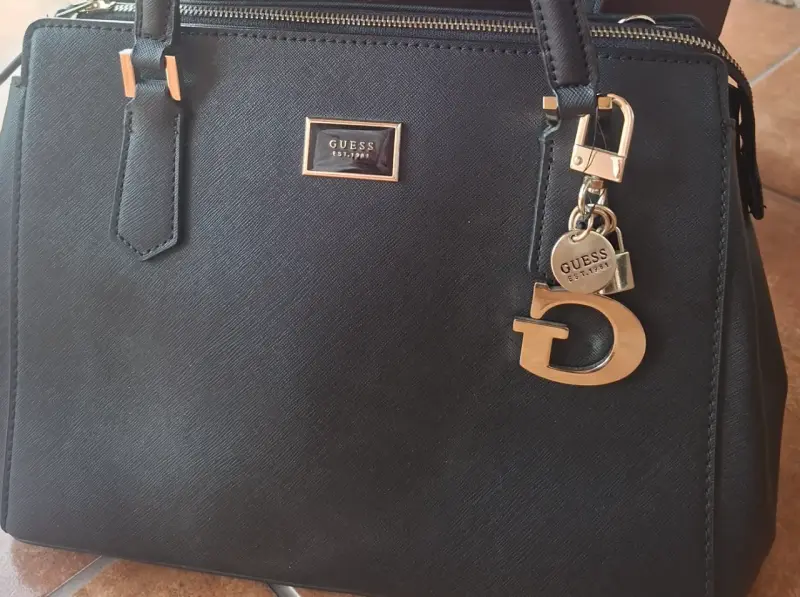 Bolso negro Guess elegante - 2