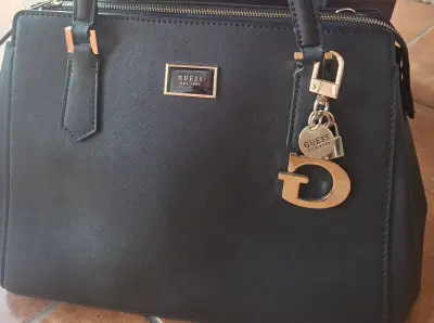 Bolso negro Guess elegante - miniatura 2