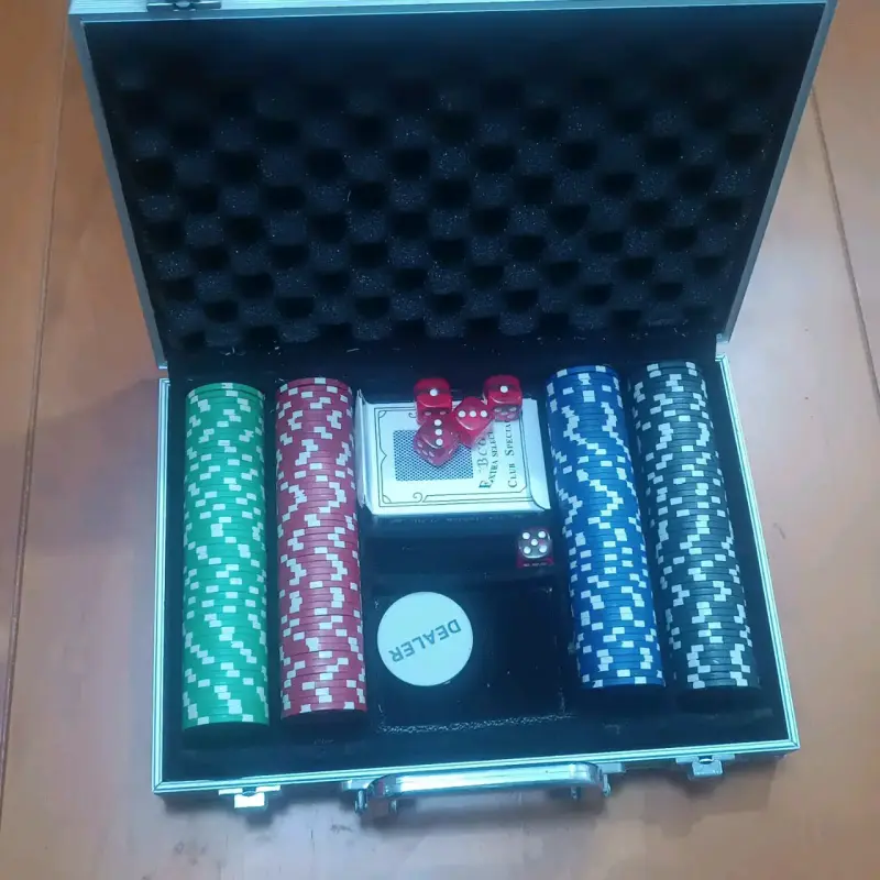 Set de póker con fichas y naipes