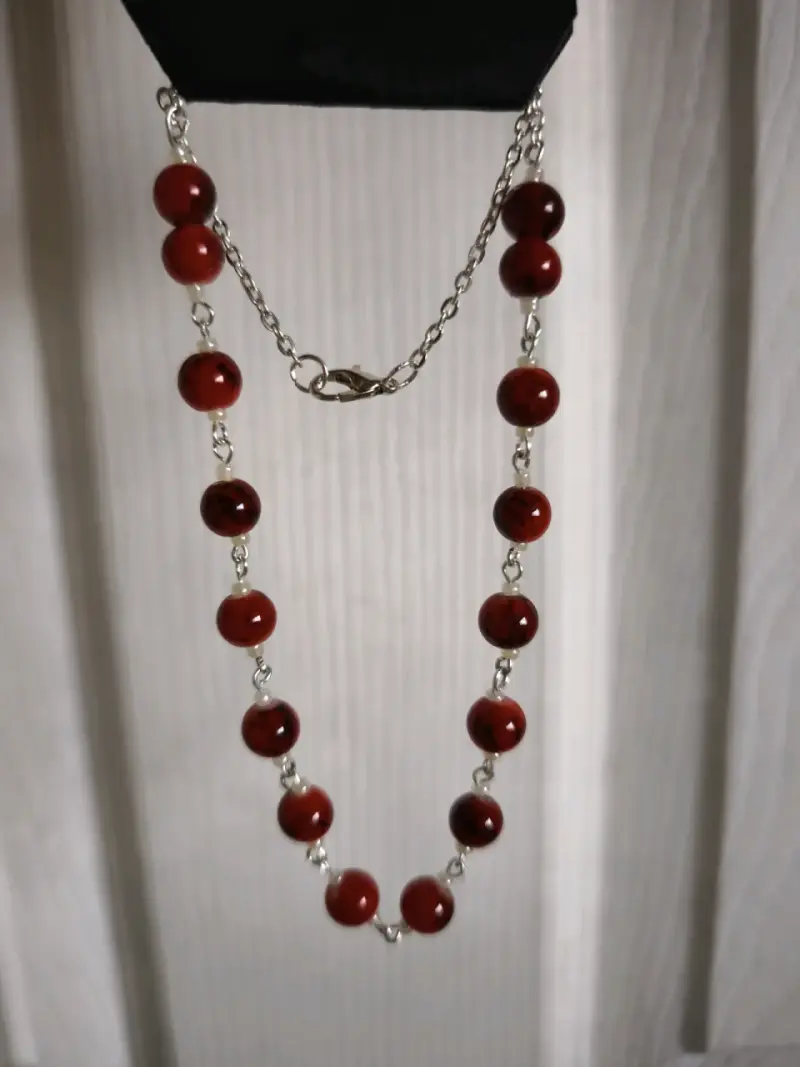 Collar con cuentas rojas