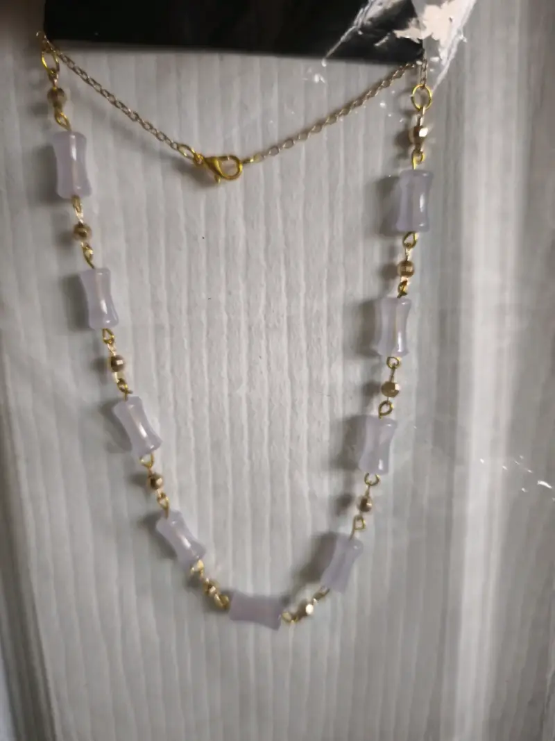 Collar con cuentas blancas y doradas