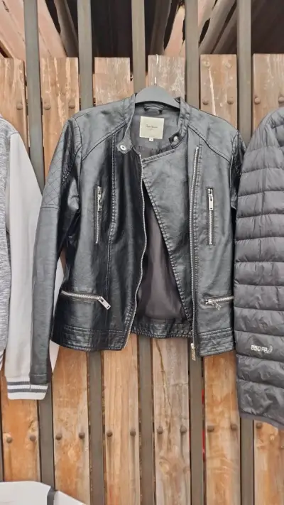 Chaqueta negra de plumas - miniatura 3