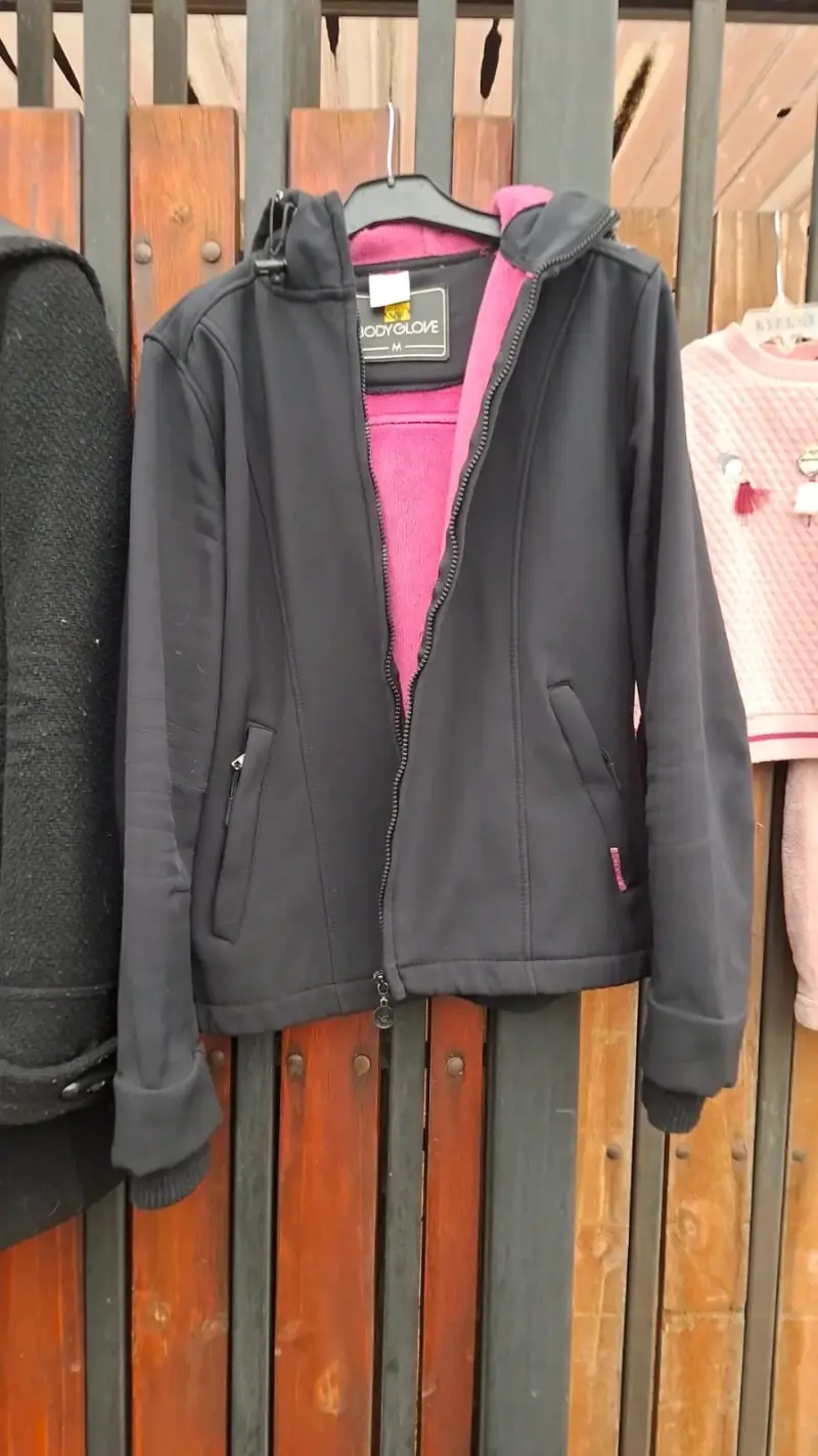 Chaqueta negra de plumas - 4