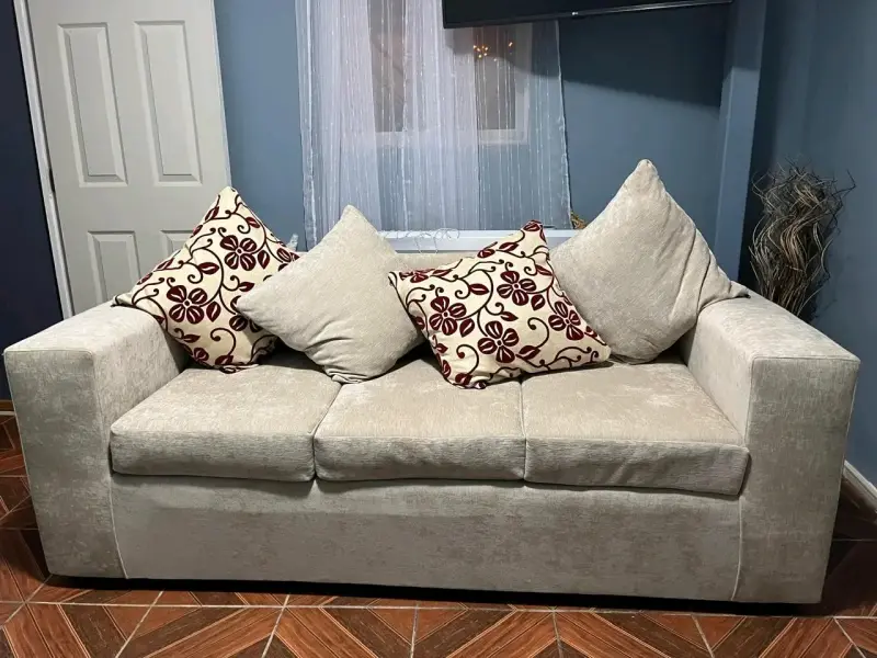 Sofá beige con cojines decorativos - 1