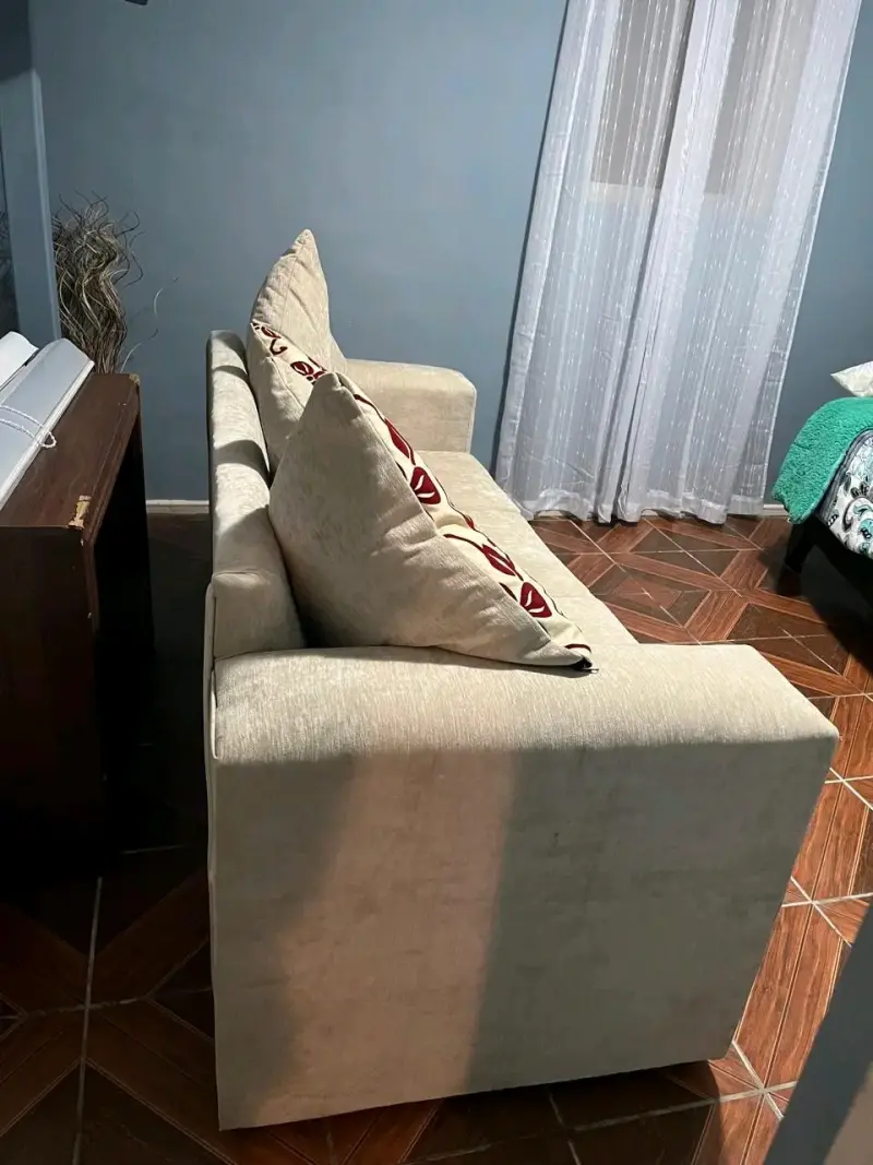 Sofá beige con cojines decorativos - 2