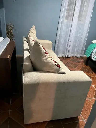 Sofá beige con cojines decorativos - miniatura 2