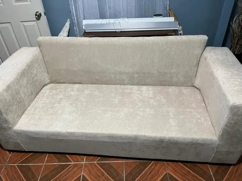 Sofá beige con cojines decorativos - 3