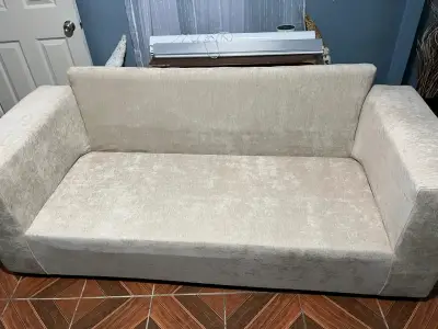 Sofá beige con cojines decorativos - miniatura 3