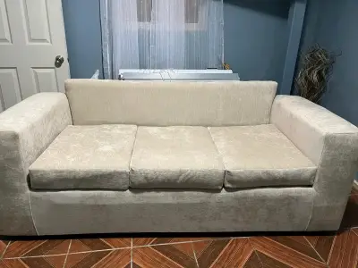 Sofá beige con cojines decorativos - miniatura 5