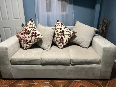 Sofá beige con cojines decorativos - miniatura 6
