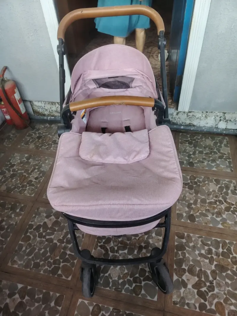 Coche de bebé rosado - 2