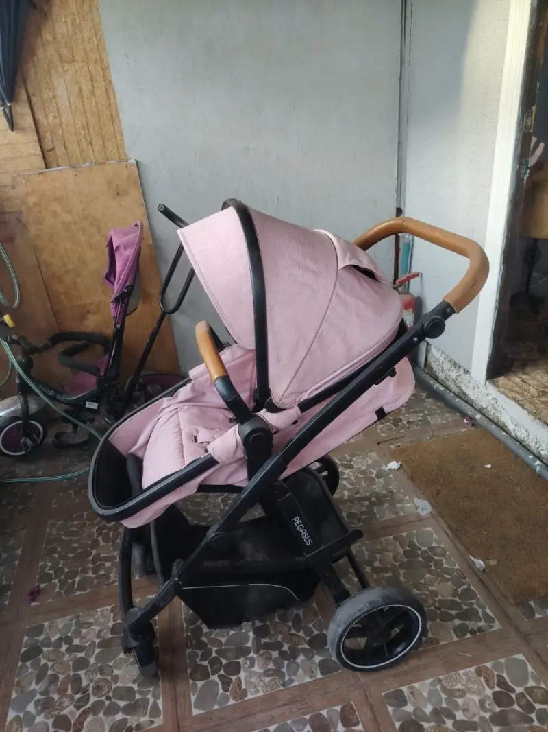 Coche de bebé rosado - 3