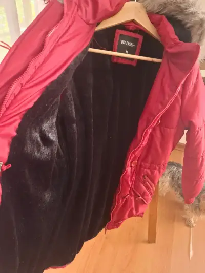 Parka roja con capucha de piel - miniatura 3