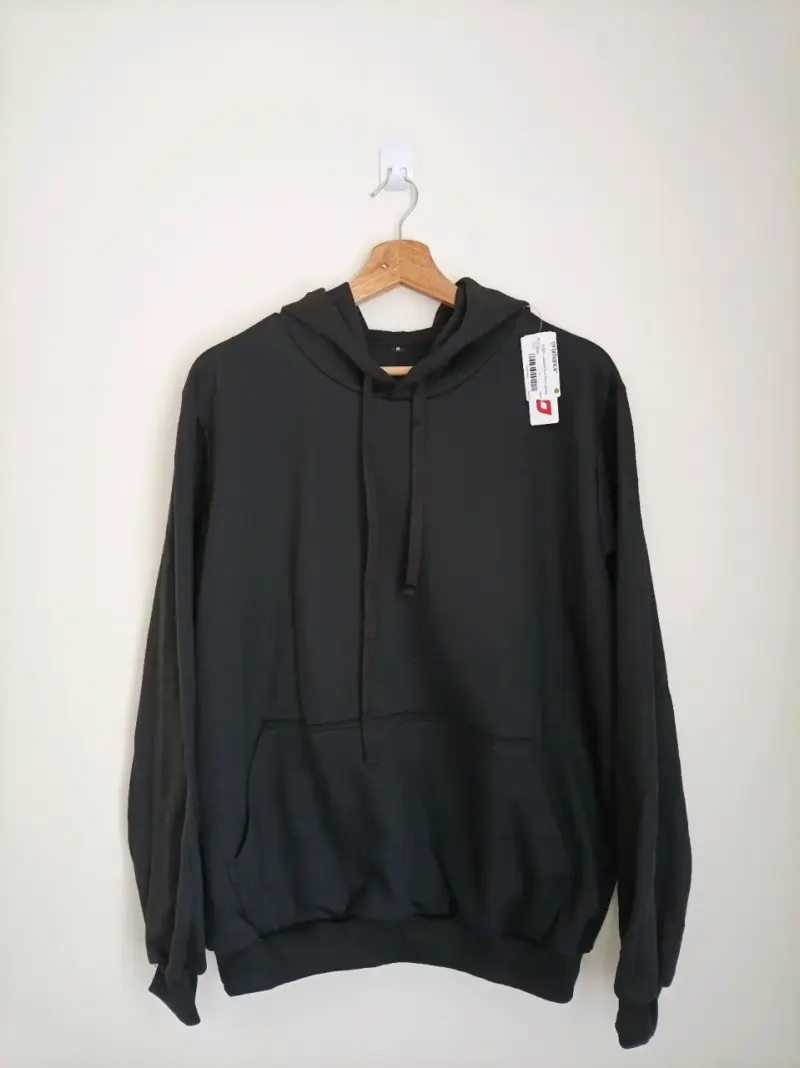 Polerón negro con capucha