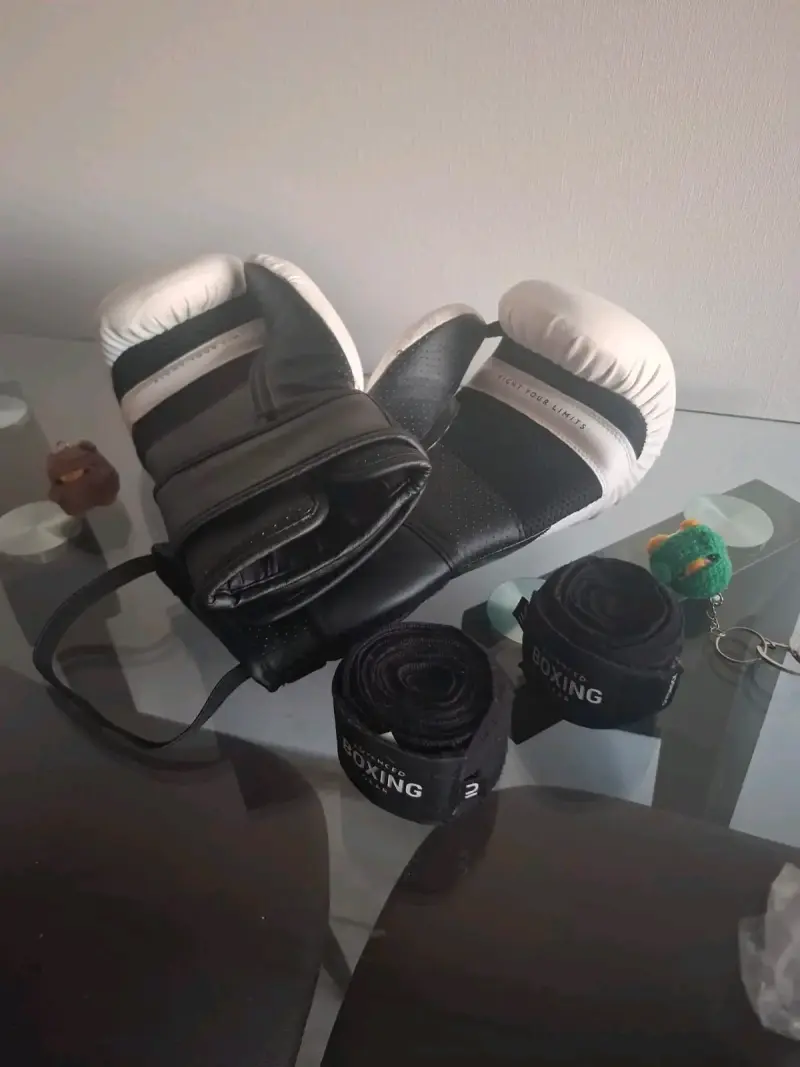 Guantes de boxeo negros y blancos
