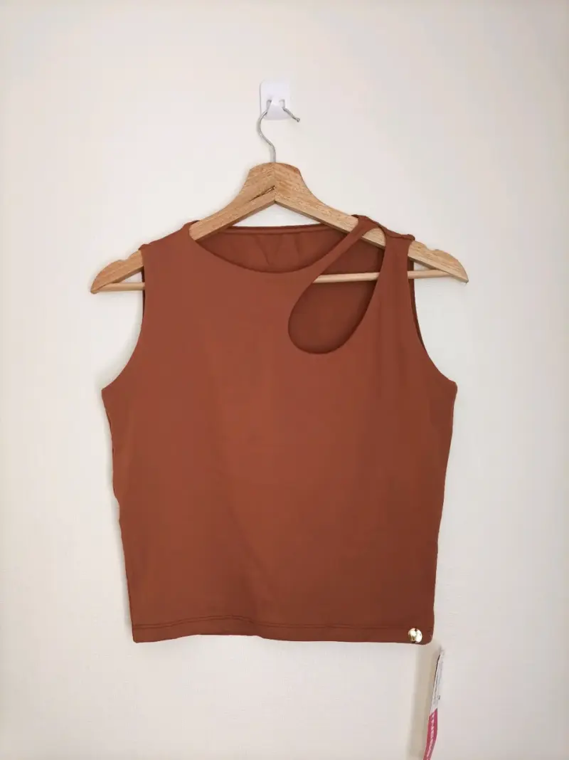 Polera sin mangas marrón