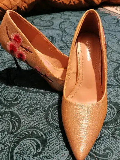 Tacones dorados con bordado floral - miniatura 1