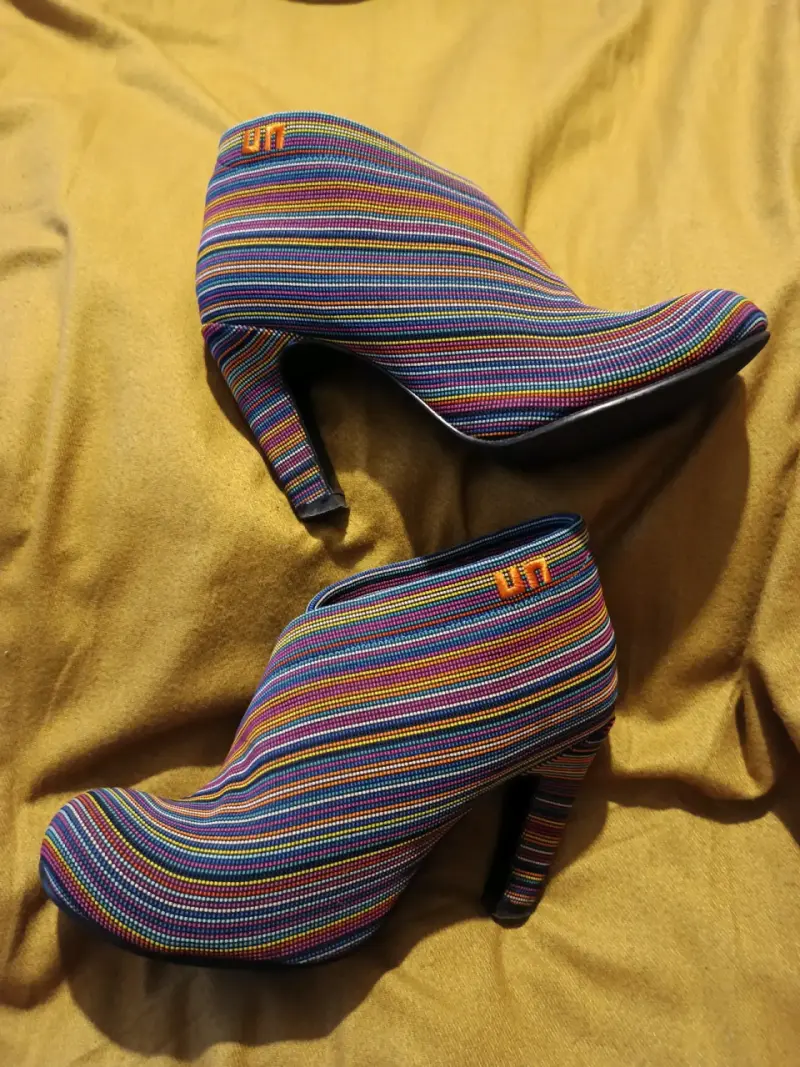 Tacones dorados con bordado floral - 2