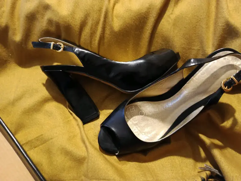 Tacones dorados con bordado floral - 3