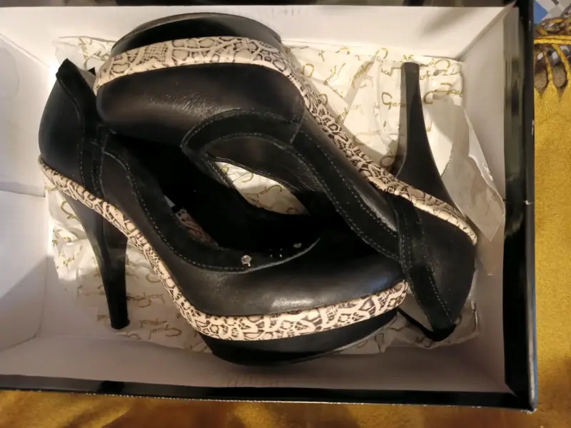 Tacones dorados con bordado floral - 4
