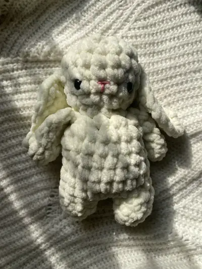 Peluche conejo blanco crochet - miniatura 1