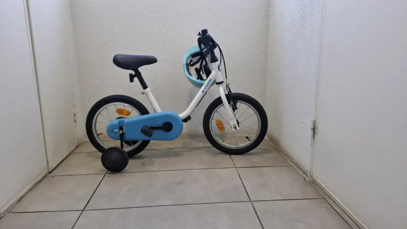 Bicicleta infantil con casco azul - 1