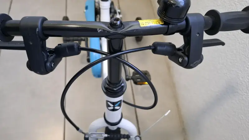 Bicicleta infantil con casco azul - 2