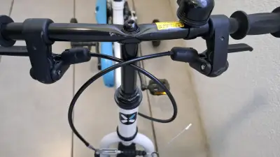 Bicicleta infantil con casco azul - miniatura 2