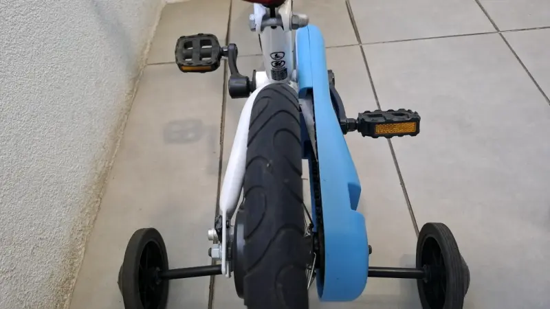 Bicicleta infantil con casco azul - 3